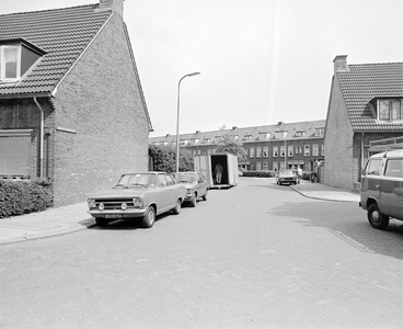 882483 Gezicht in de Willem Hedastraat te Utrecht, vanaf de Everard Zoudenbalchstraat.